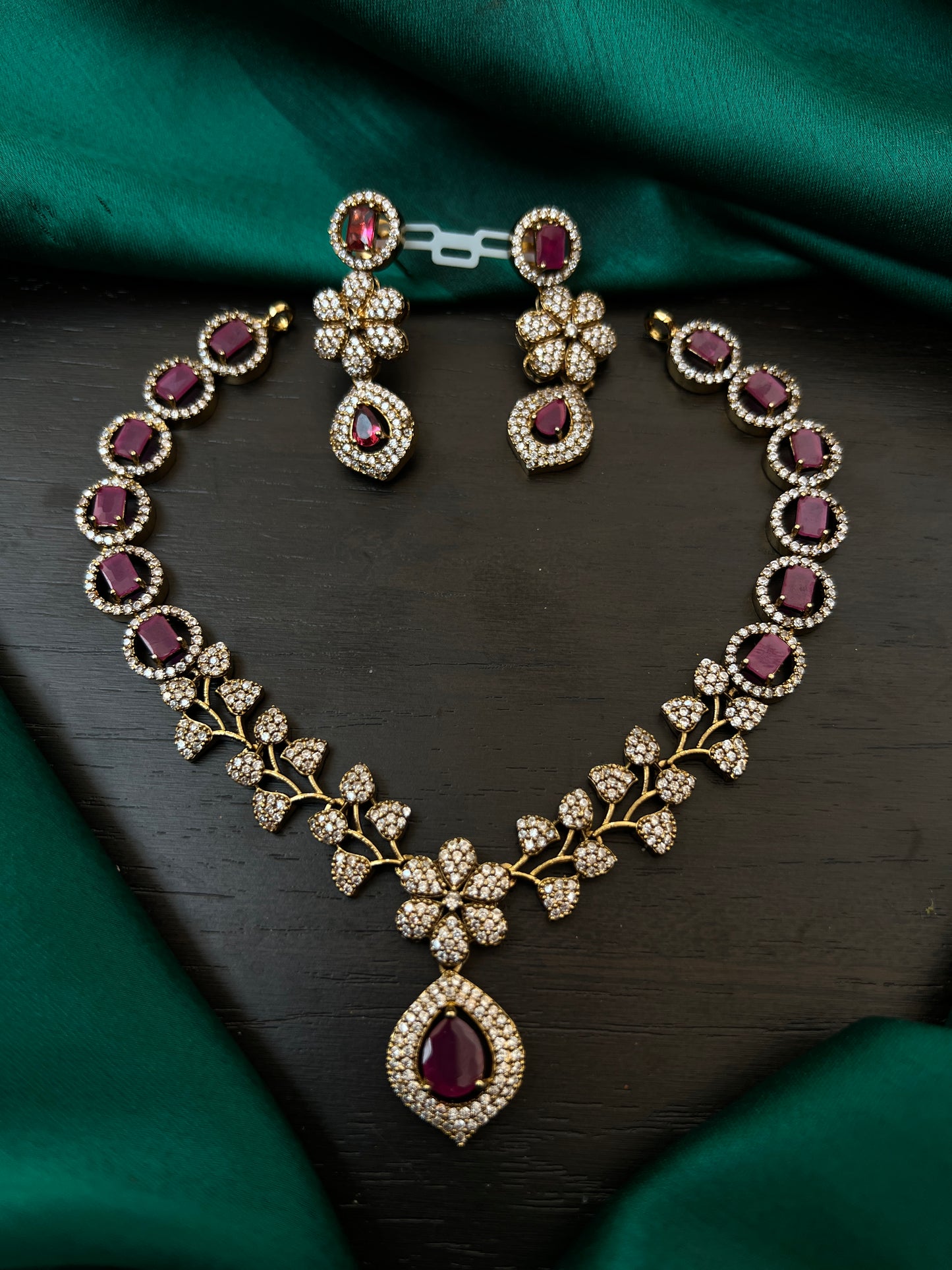 Victoria necklace