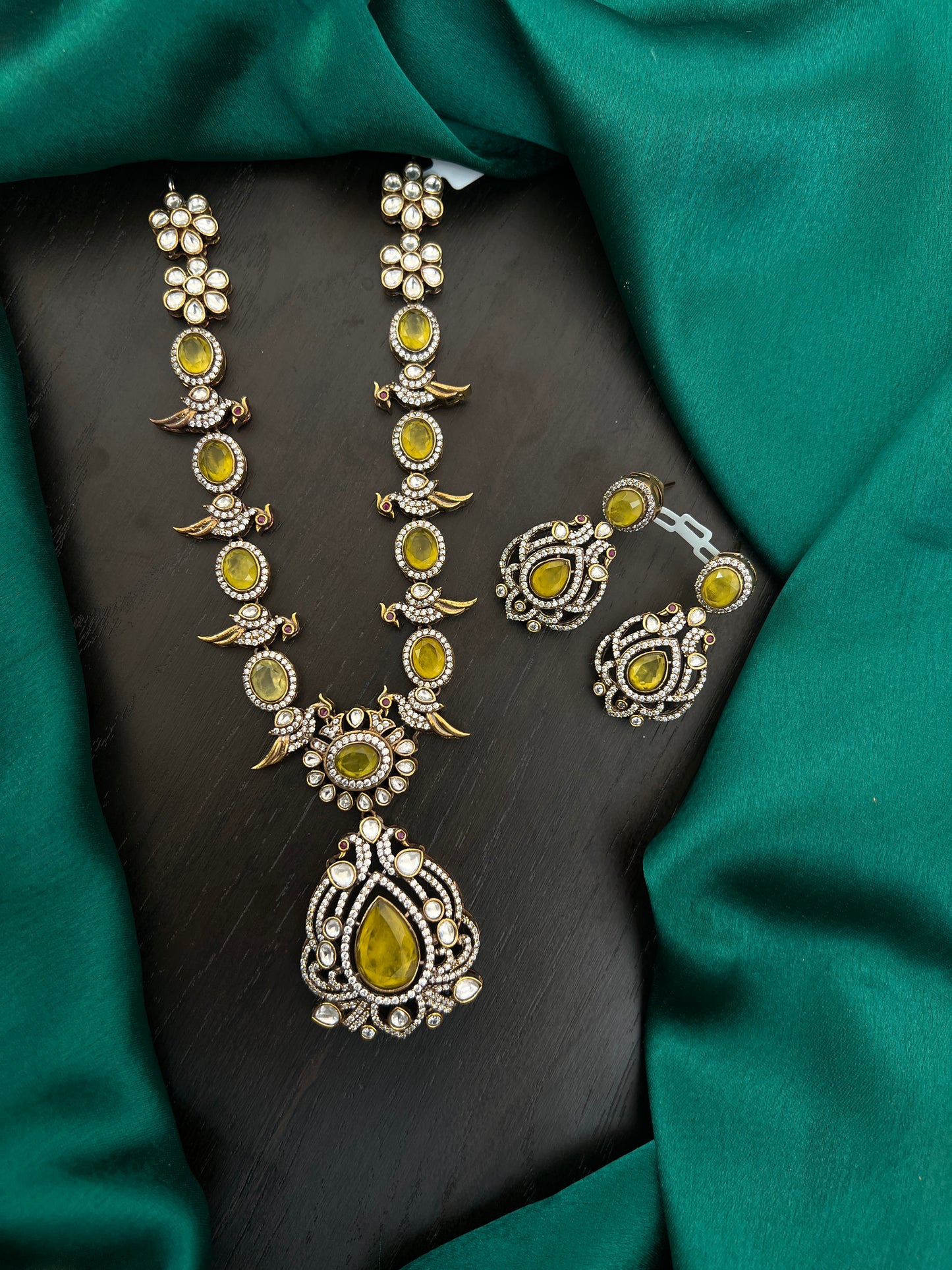 Parrot necklace with mossonite stones