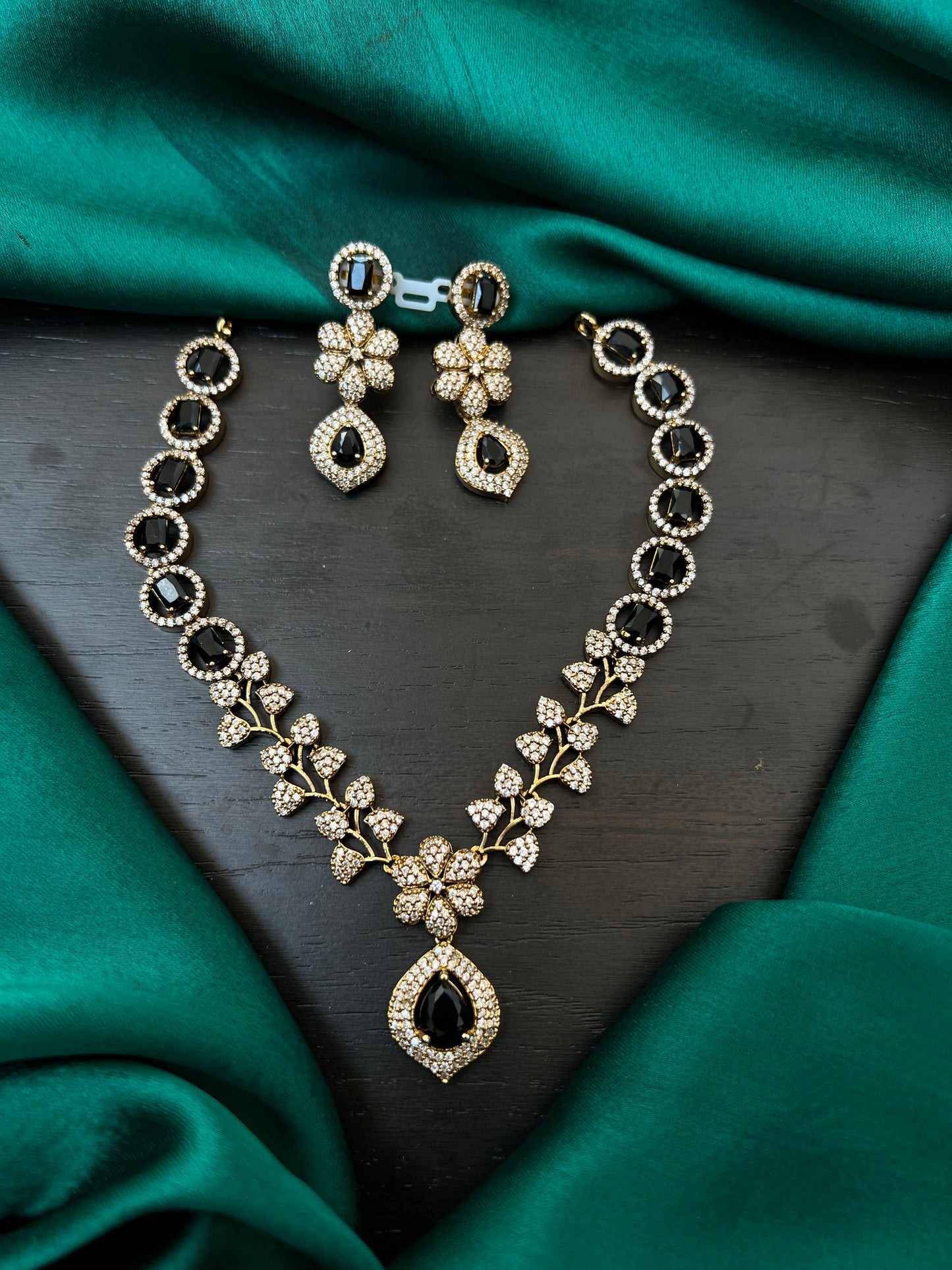 Victoria necklace