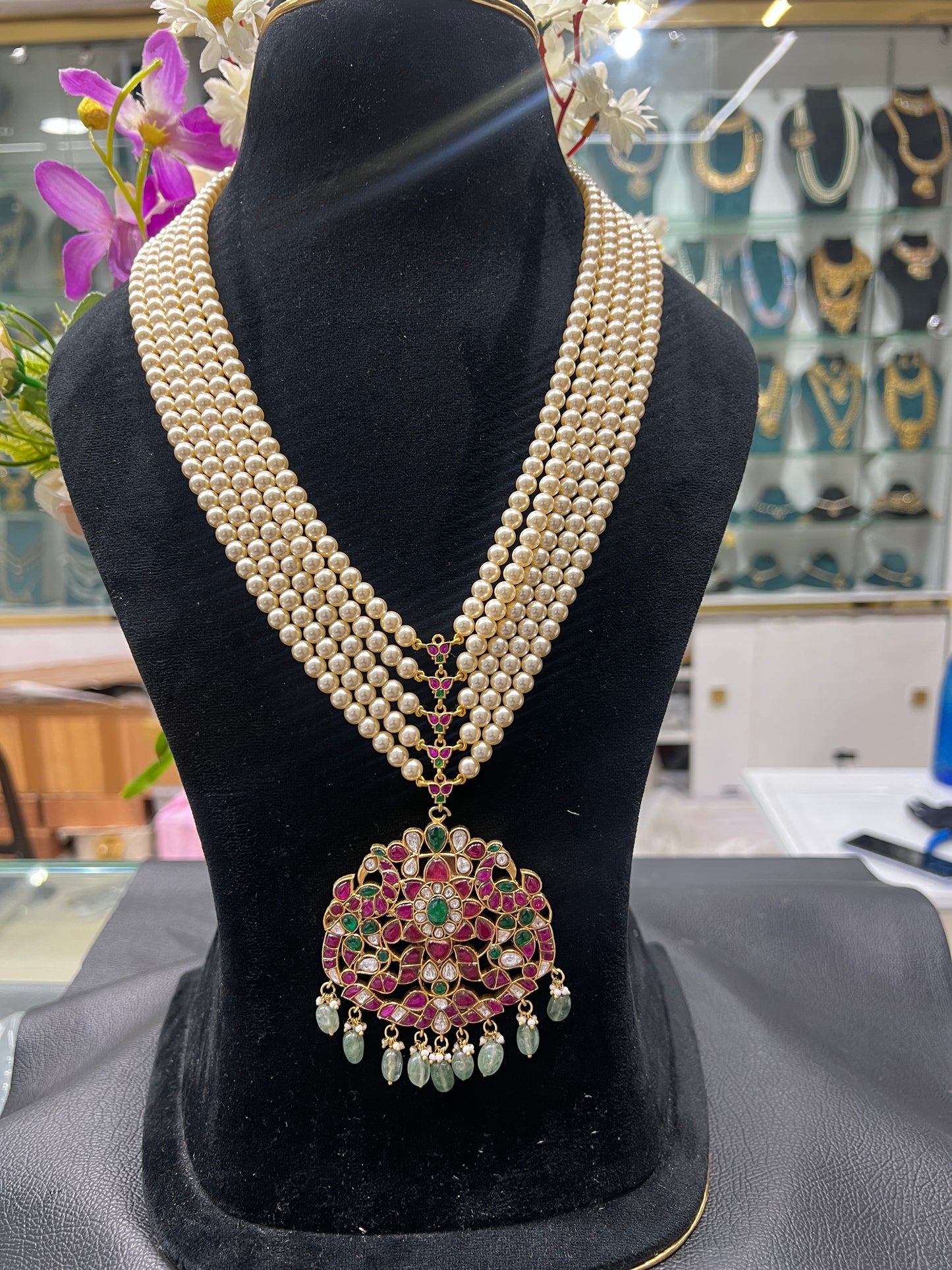 Pearl necklace with kundan locket