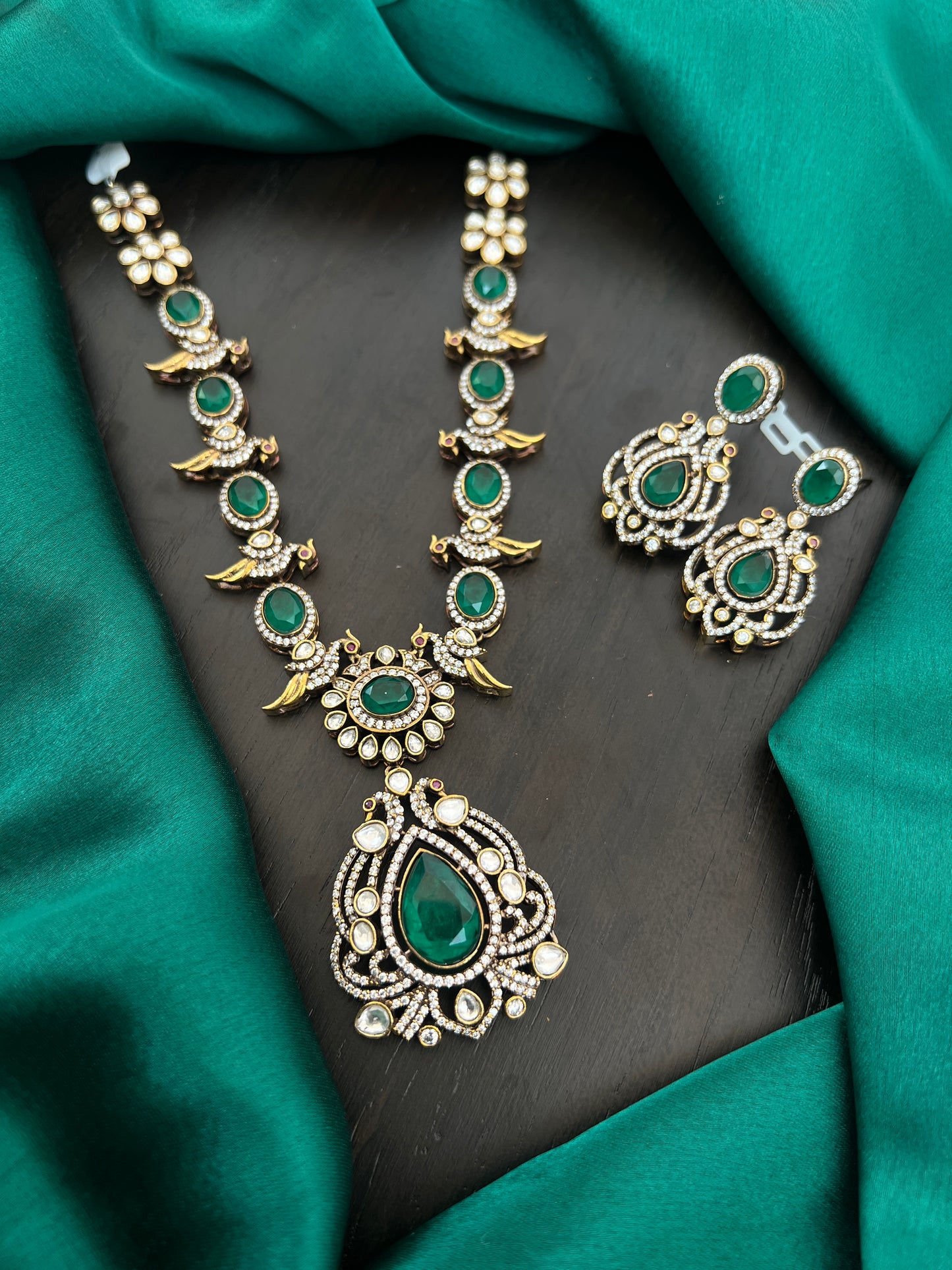 Parrot necklace with mossonite stones