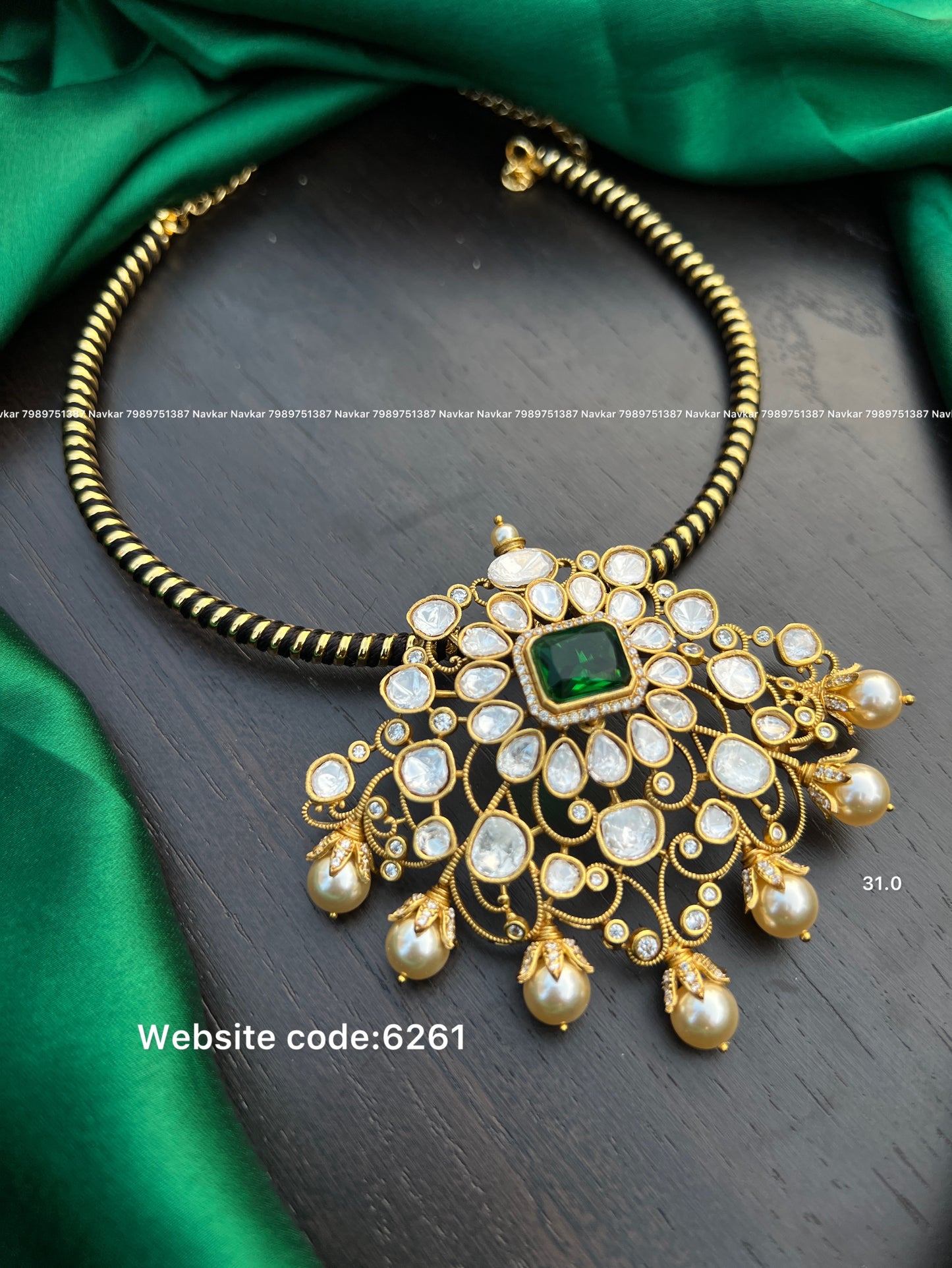 Hasli mossonite locket