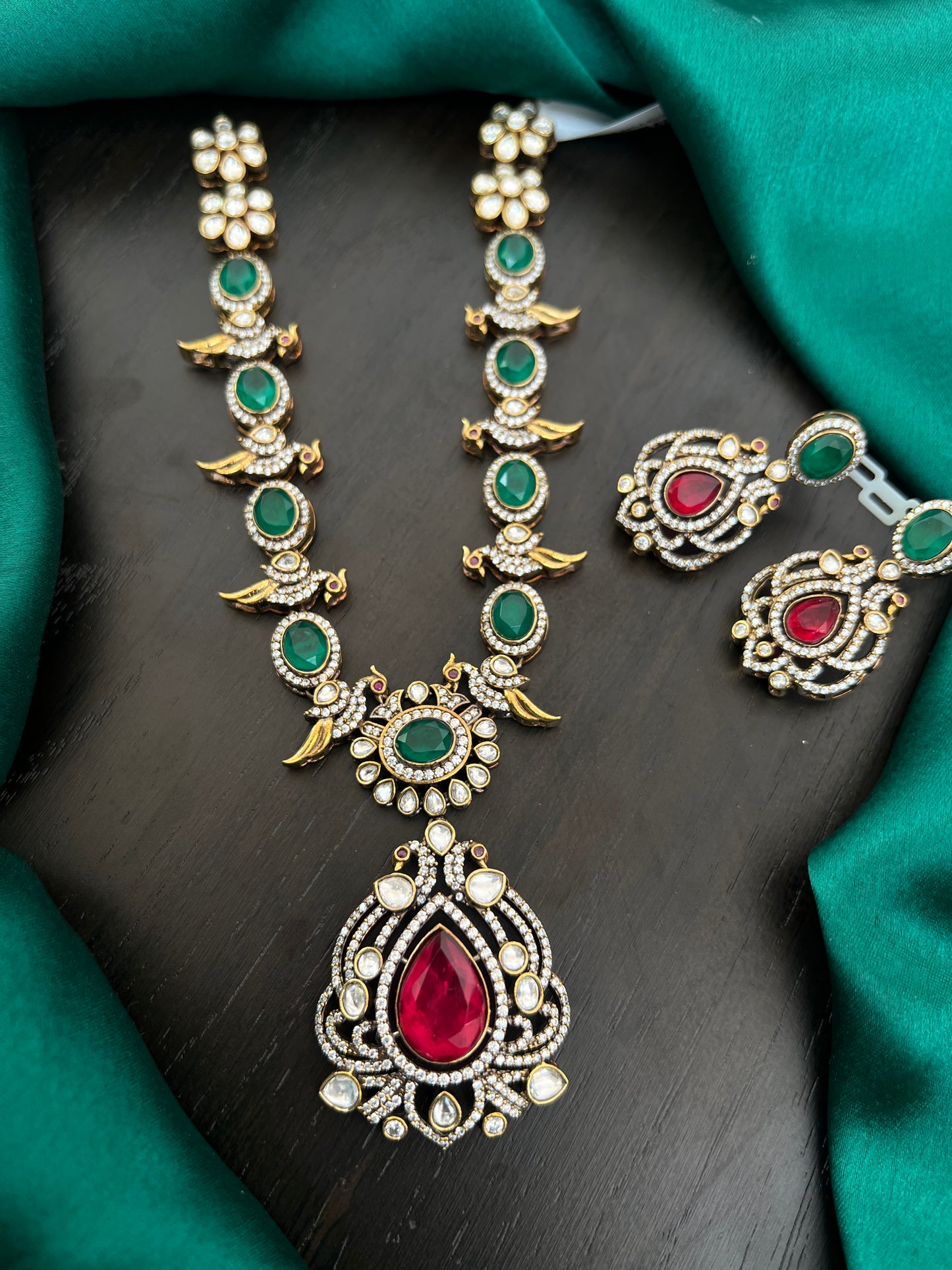 Parrot necklace with mossonite stones