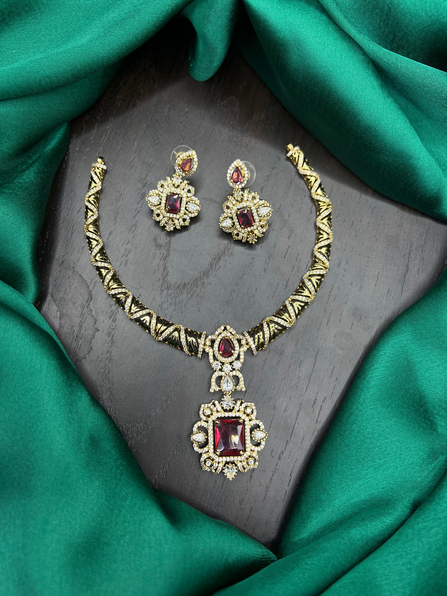 Victoria necklace kante