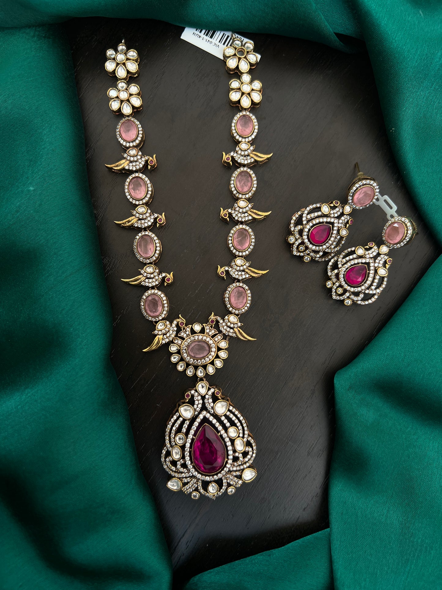 Parrot necklace with mossonite stones