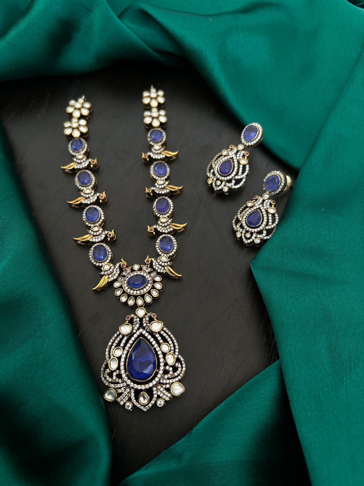 Parrot necklace with mossonite stones