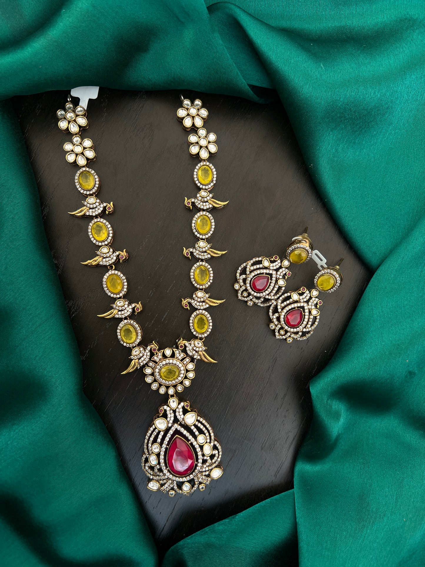 Parrot necklace with mossonite stones