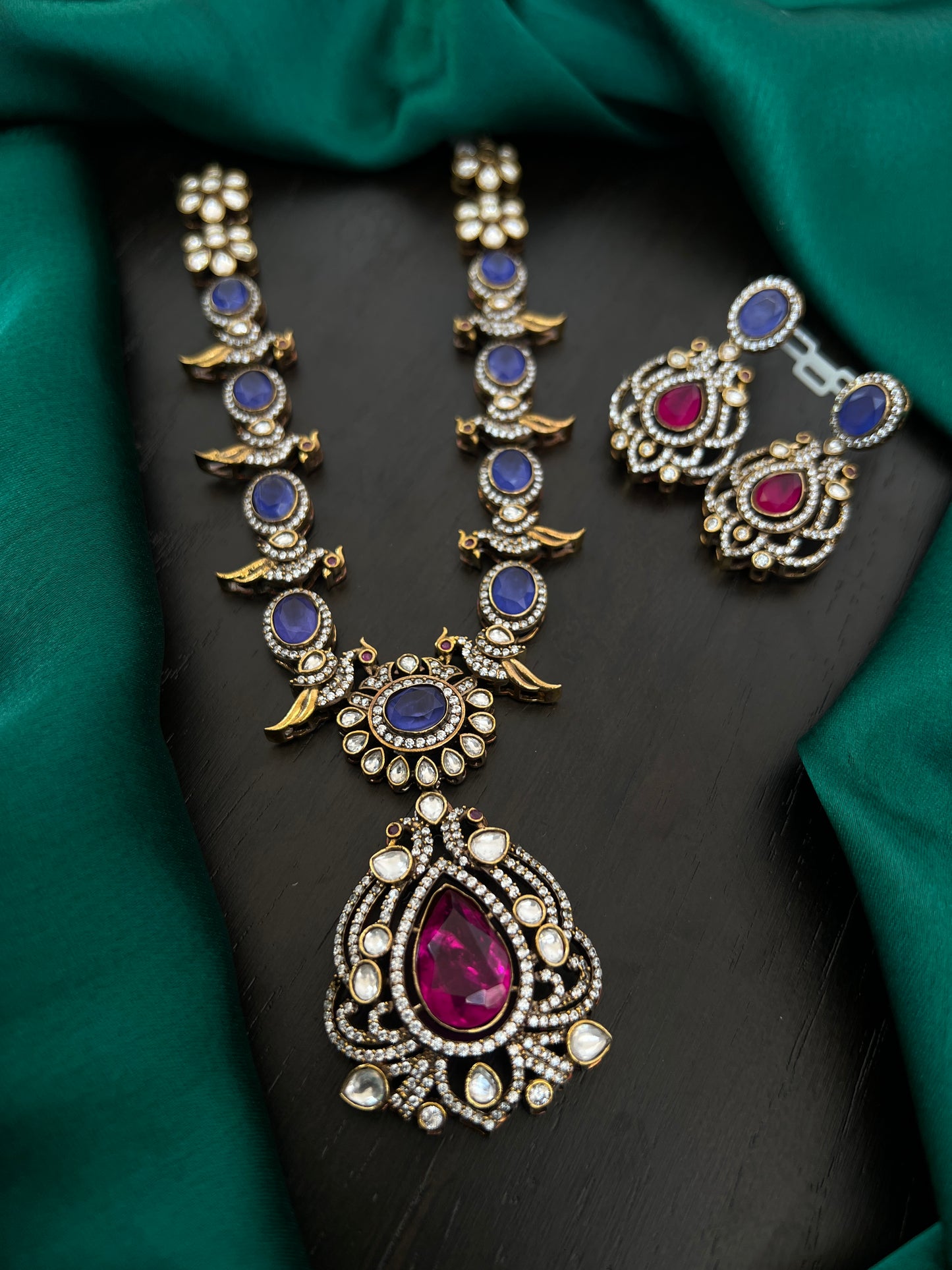 Parrot necklace with mossonite stones