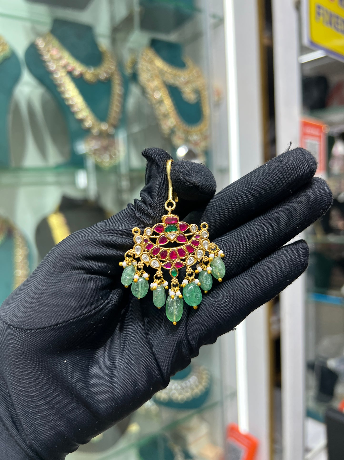 Kundan Tika