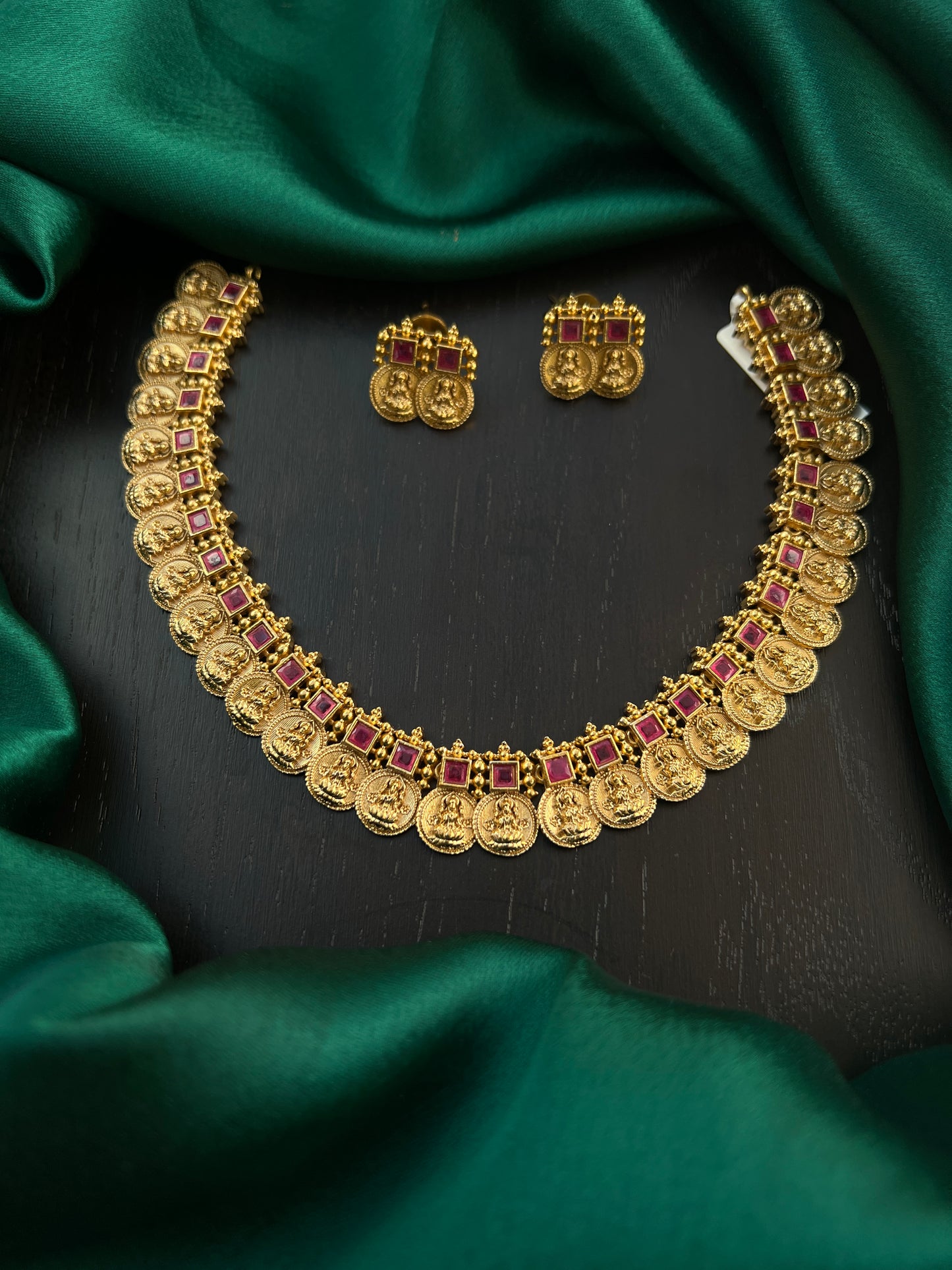 KASU SHORT NECKLACE