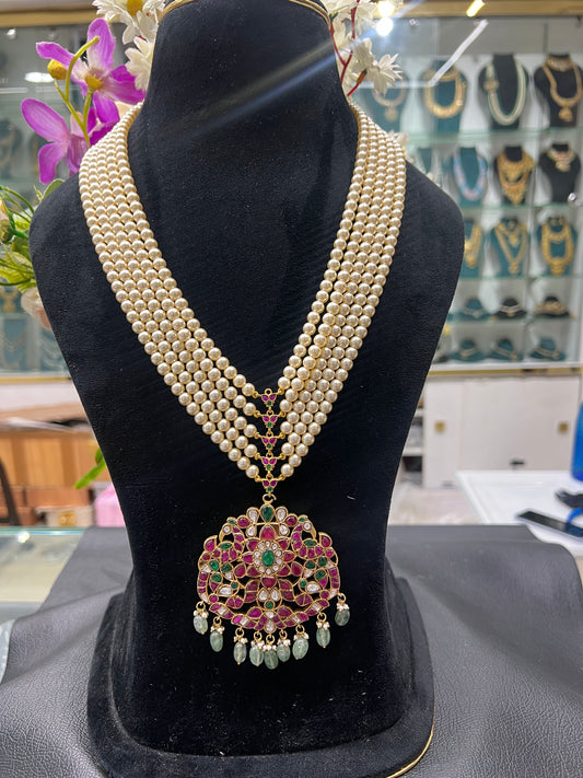 Pearl necklace with kundan locket