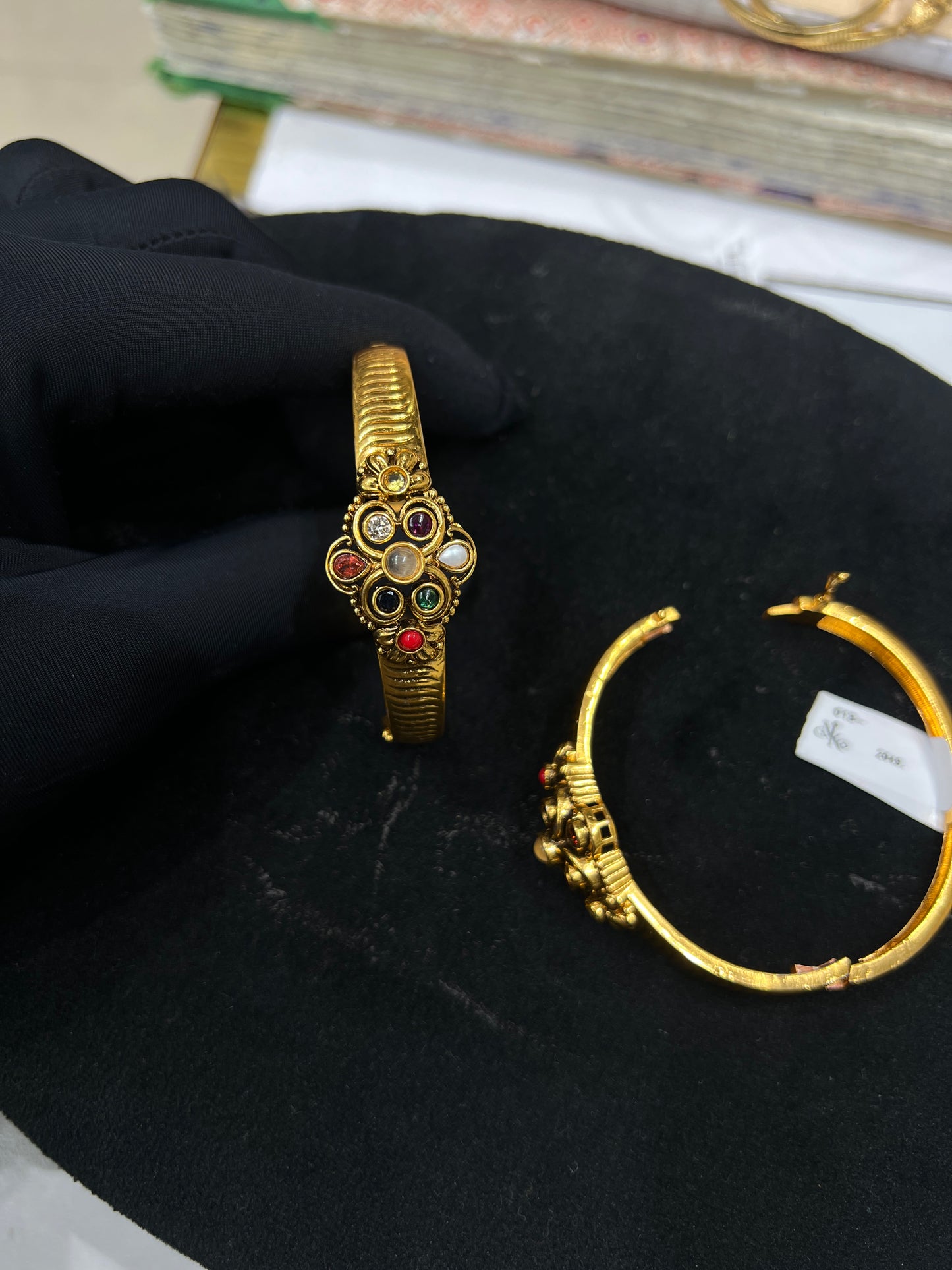 Navarathnas openable kada