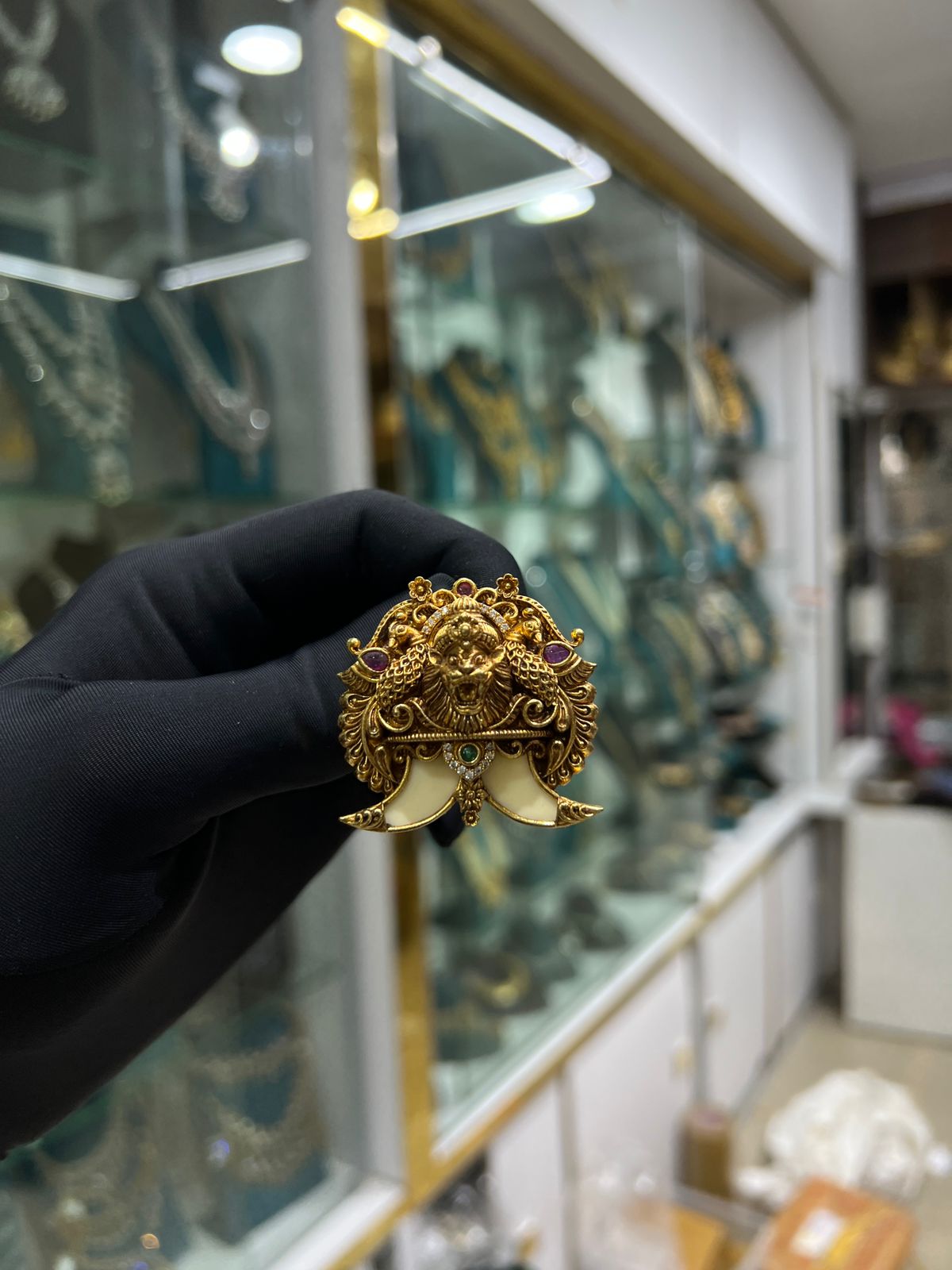 Puligoru locket